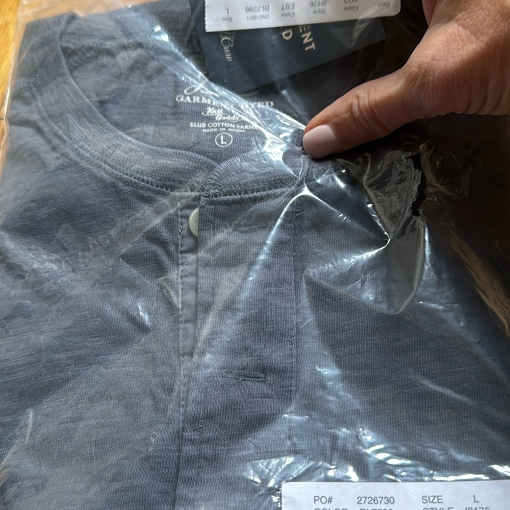J.Crew men’s garment died slub cotton yarn tea. Long sleeve. Size large.